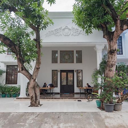 Family Homestay Syariah Cirebon Mitra Reddoorz Buitenkant foto
