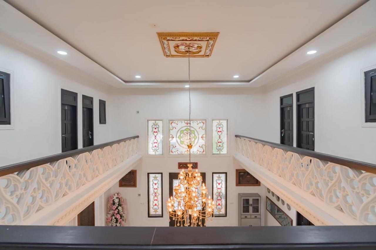 Family Homestay Syariah Cirebon Mitra Reddoorz Buitenkant foto