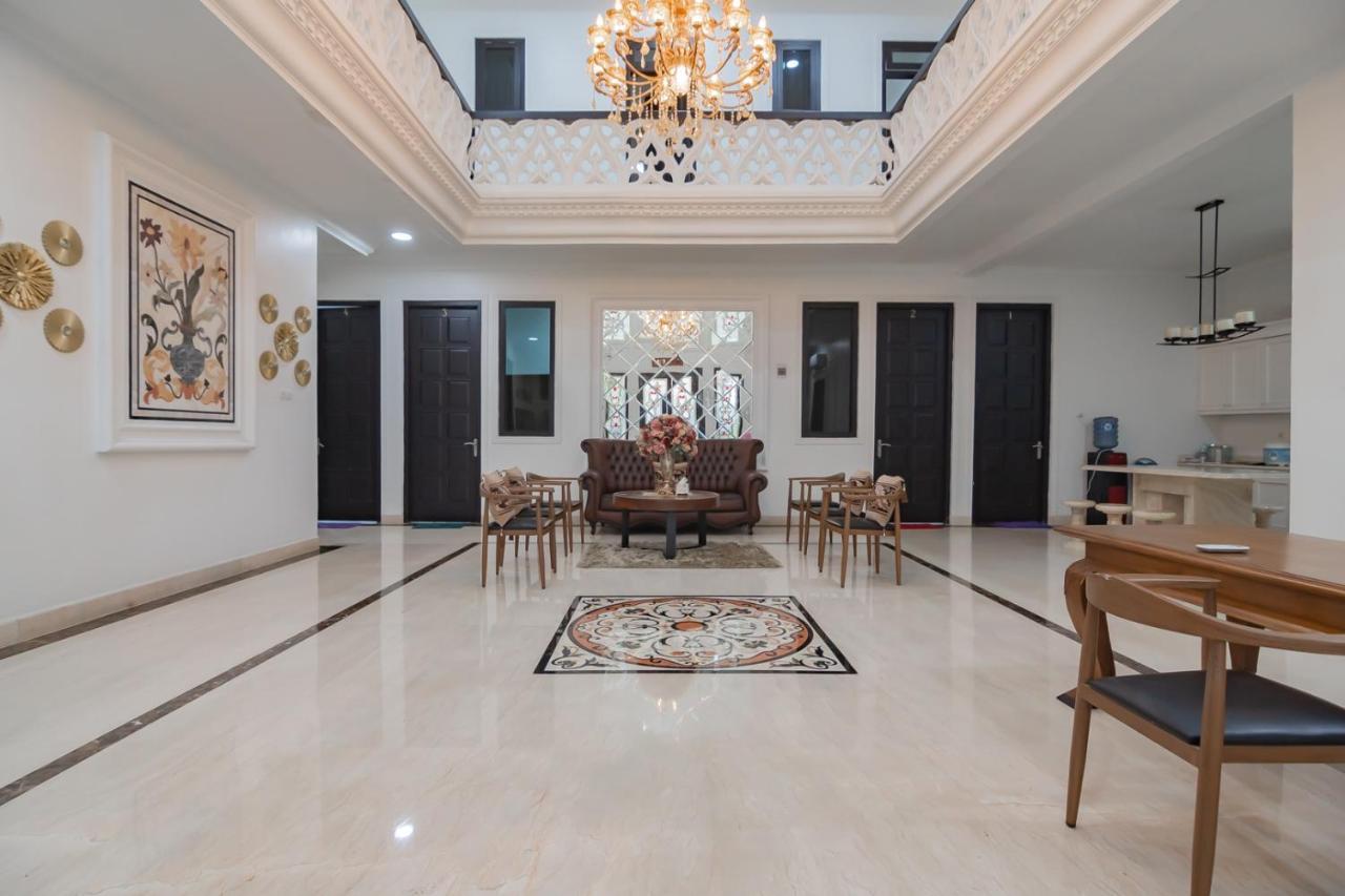 Family Homestay Syariah Cirebon Mitra Reddoorz Buitenkant foto