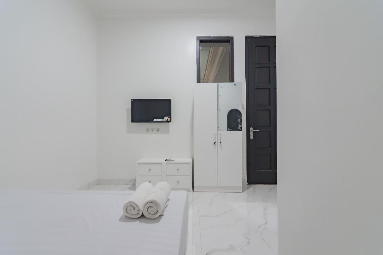 Family Homestay Syariah Cirebon Mitra Reddoorz Buitenkant foto